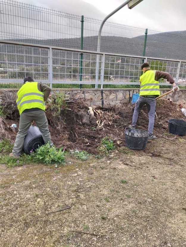 Personal de la brigada de Medi Ambient en tareas de desbrozado