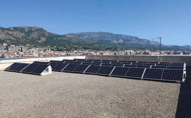 Plaques fotovoltaiques en una teulada