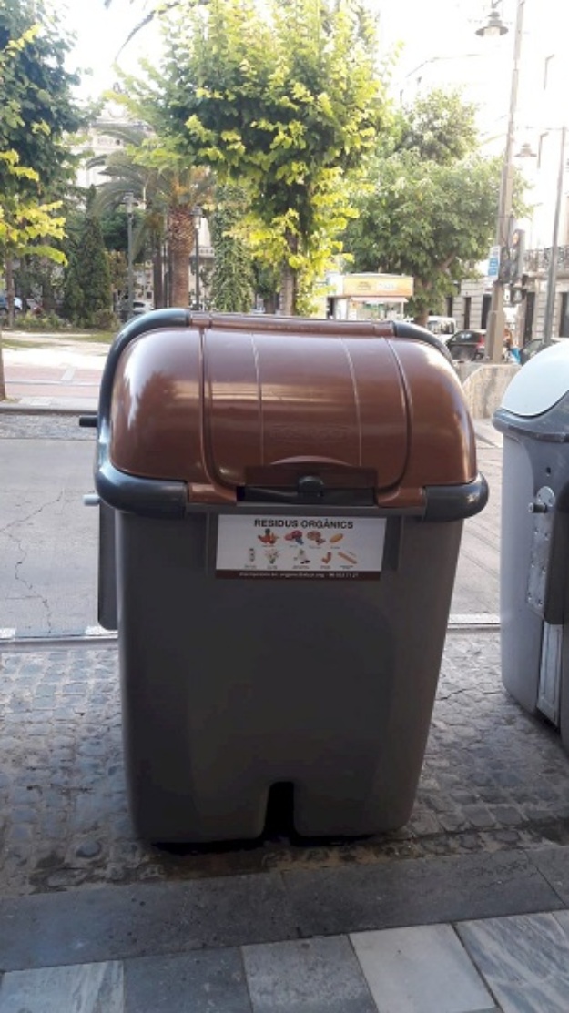 Contenidor marró de matèria orgànica