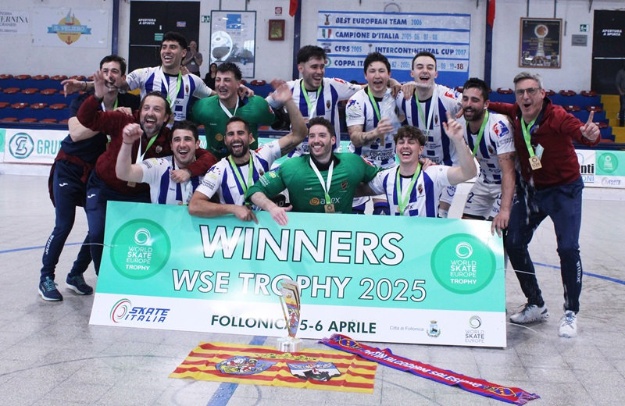 El equipo PAS sujetando el cartel 'Winners WSE Trophy 2025'