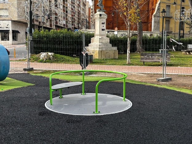 Carrusel inclusivo instalado en el parque de Cervantes