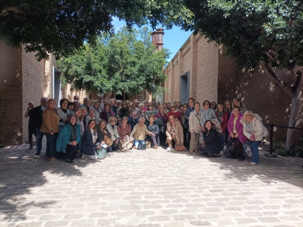 Asistentes a la excursión con la concejala Aroa Mira en el exterior del Bombas Gens Centre d’Arts Digitals