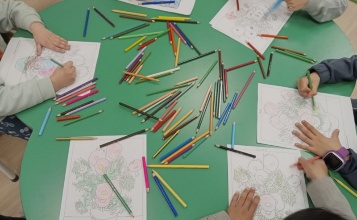 Niños pintando con lápices de colores durante uno de los talleres de 2025