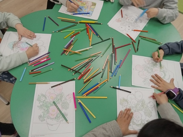 Xiquets pintant amb llapis de colors durant un dels tallers de 2025