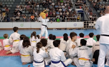 Xiquets i xiquetes participant en la competició de judo en els Jocs Esportius