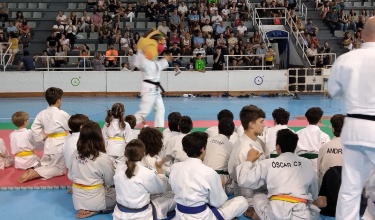 Xiquets i xiquetes participant en la competició de judo en els Jocs Esportius