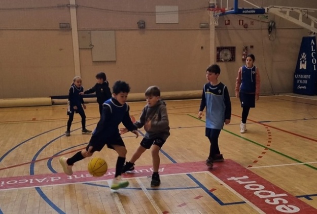 Xiquets i xiquetes jugant a bàsquet