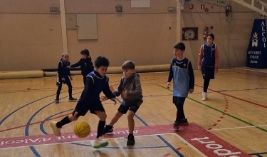 Xiquets i xiquetes jugant a bàsquet