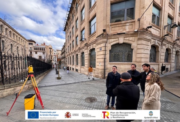 Toni Francés, Vanessa Moltó y técnicos del Departamento de Arquitectura en las obras de la calle de Joan Cantó