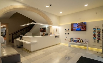 Tècnica de turisme treballant en l'oficina Tourist Info