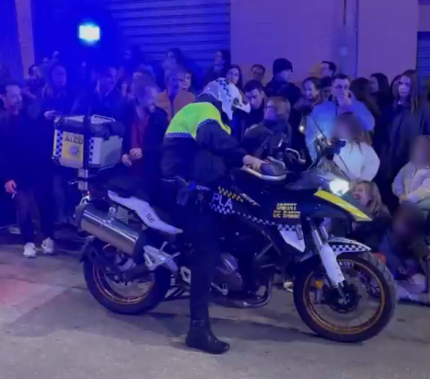 Agente de la policía local en moto en la cabalgata