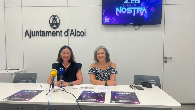 La regidor Aroa Mira i la tècnica del departament de Participació Ciutadana en roda de premsa