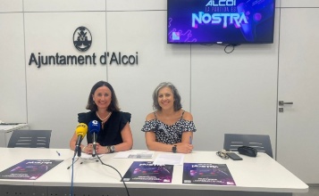 La regidor Aroa Mira i la tècnica del departament de Participació Ciutadana en roda de premsa