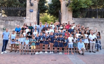L'alcalde, Toni Francés i el regidor d'esports, Alberto Belda, posen amb els esportistes guardonats en 2024