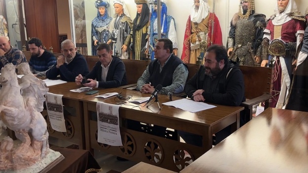 El representante de la Societat Musical Nova d’Alcoi, el concejal de Fiestas y el presidente de la ASJ en rueda de prensa