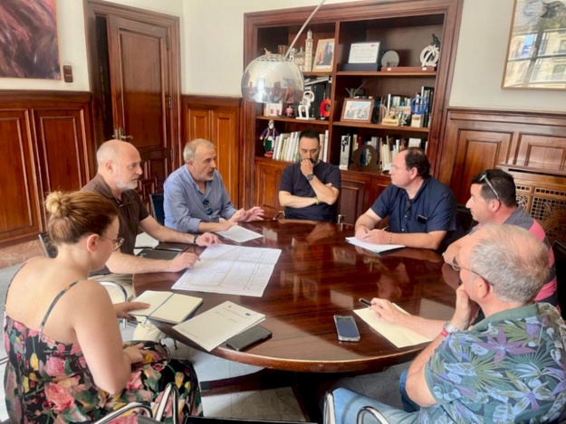 Assistents a la reunió entre representants dels taxistes, tècnics municipals i membres del govern
