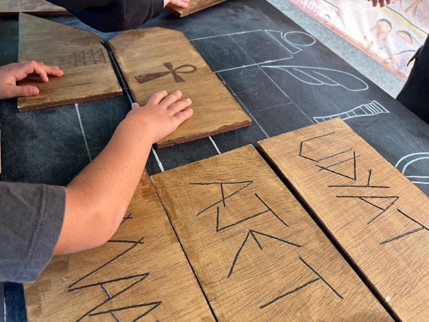 Participante resolviendo un  puzzle durante el Escape room