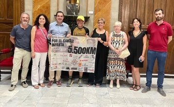 Nieto al costat de l'alcalde, membres de la Coporació i representants d'entitats contra el Càncer