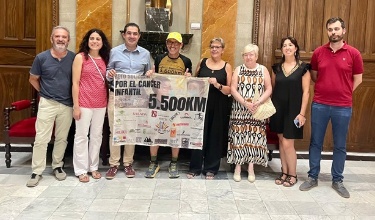Nieto junto al alcalde, miembros de la Corporación y representantes de entidades contra el Cáncer