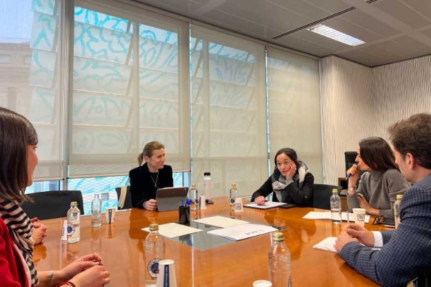 Elisa Guillem, Esther Oliva y responsables de la Cámara de Comercio durante la reunión