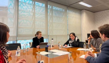 Elisa Guillem, Esther Oliva y responsables de la Cámara de Comercio durante la reunión