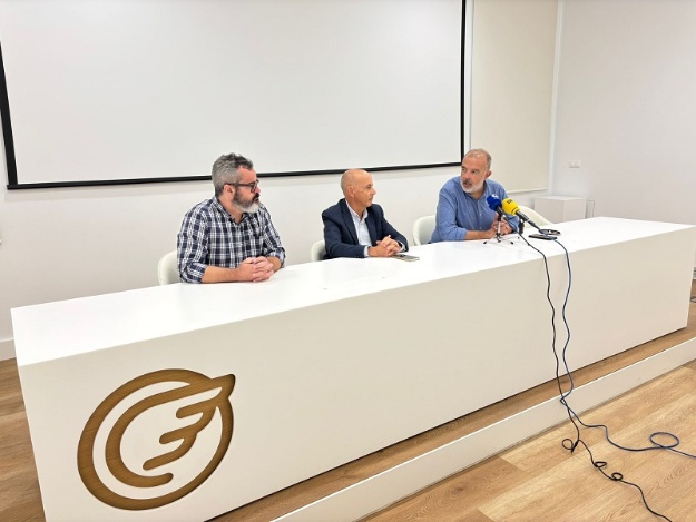 Els regidors Jordi Martínez i Raül Llopis amb el representant de Mútua Levante en roda de premsa