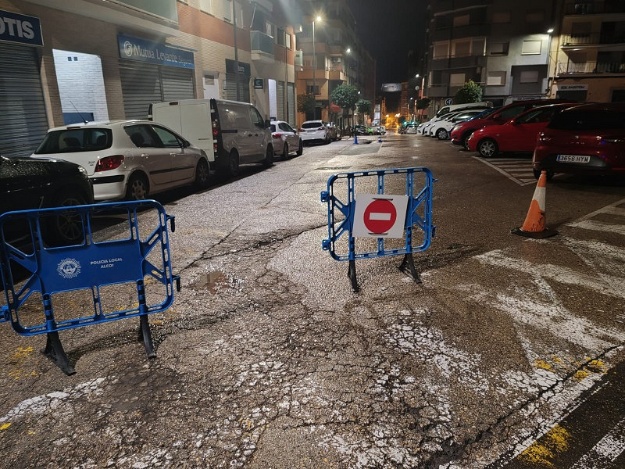 Socavón en la calle Llibertat y vallas en la calzada con la señal de prohibido pasar