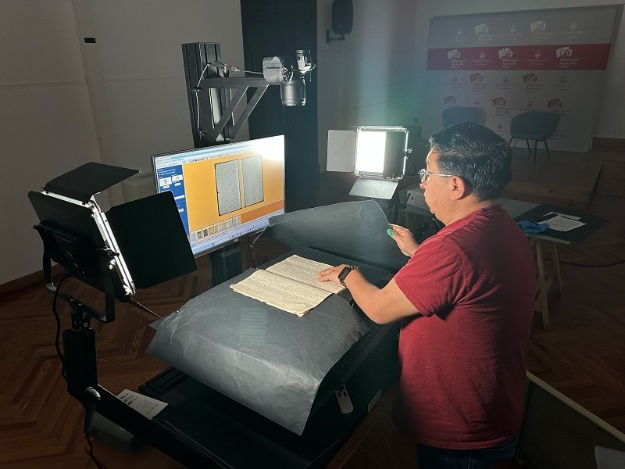 Técnico trabajando en la digitalización del Archivo Municipal de Alcoy