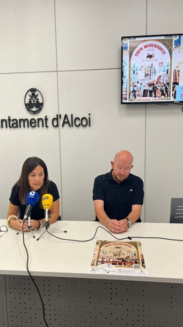 La concejal de Turismo Lorena Zamorano y el representante de Vectalia en rueda de prensa