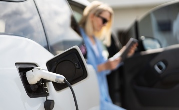 Vehicle en procés de càrrega elèctrica