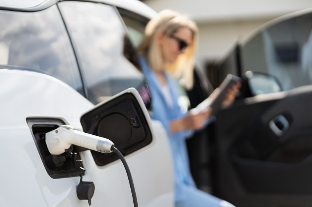 Vehicle en procés de càrrega elèctrica
