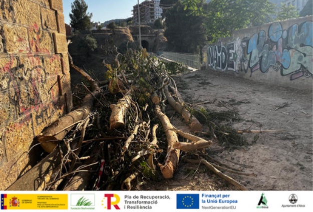 La vía verde a su paso por la ciudad, alrededor del puente de Rafael Terol, cortada temporalmente