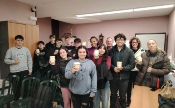 Els alumnes durant la seua visita a l'OMIC al costat de la tècnica municipal