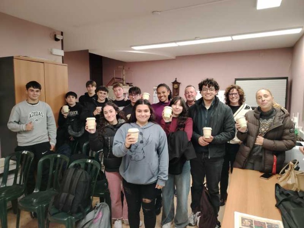 Els alumnes durant la seua visita a l'OMIC al costat de la tècnica municipal