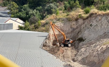 màquina treballant a les obres del polígon Santiago Payà