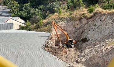Máquina trabajando en las obras del polígono Santiago Payà