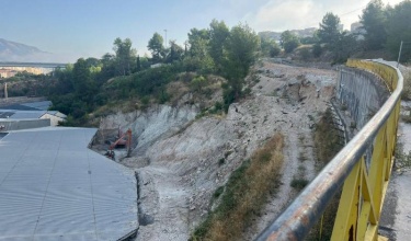 Màquina treballant a les obres del polígon Santiago Payà