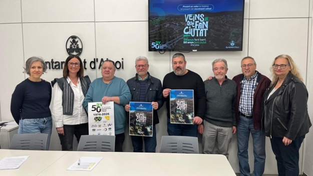 Regidora i tècnica de participació al costat del grup motor que organitza el 50 aniversari de les entitats veïnals d'Alcoi