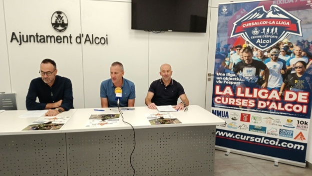 Aberto Belda concejal de deportes y organizadores de la carrera en rueda de prensa