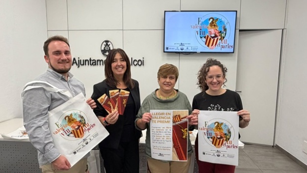 Adrià Jaén, Teresa Sanjuán, Eva Girón y Desi Domeneh con el material de la campaña