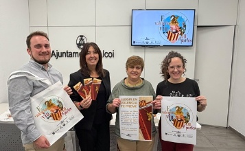 Adrià Jaén, Teresa Sanjuán, Eva Girón i Desi Domeneh amb el material de la campanya