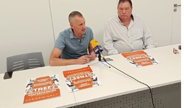 Alberto Belda i un membre de l'organització del campionat en roda de premsa