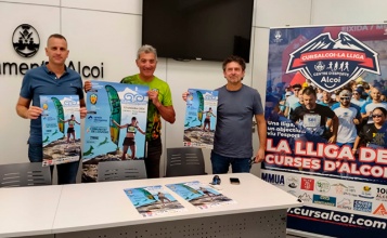 Alberto Belda, Siba Sellés i Miquel Lucas amb cartells de la prova