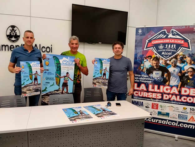 Alberto Belda, Siba Sellés i Miquel Lucas amb cartells de la prova