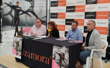 Alberto Belda al costat dels organitzadors del Campionat Grup Xou en roda de premsa