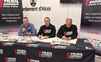 Alberto Belda junt als organitzadors del Trail en roda de premsa