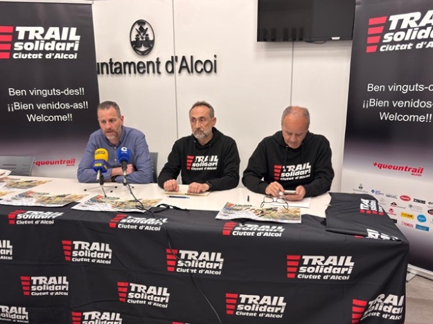 Alberto Belda junto a los organizadores del Trail en rueda de prensa