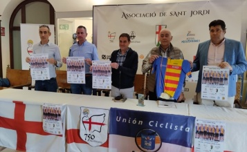 Alberto Belda amb representats de l'organització de la prova ciclista