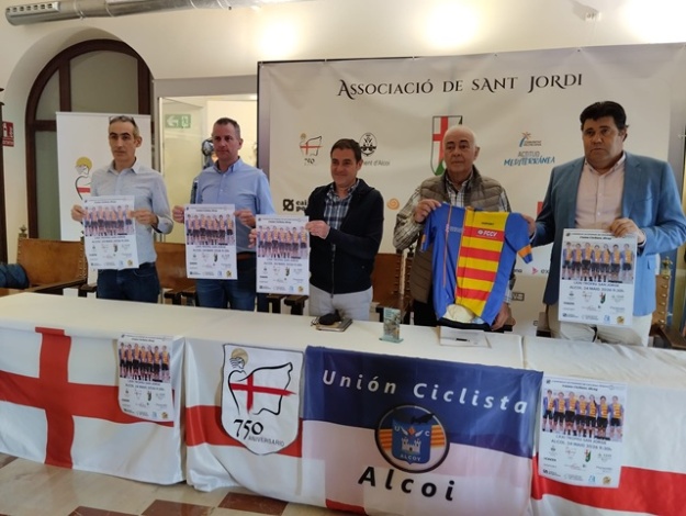 Alberto Belda amb representats de l'organització de la prova ciclista