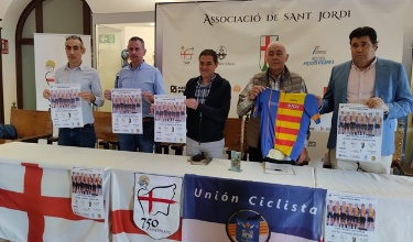 Alberto Belda amb representats de l'organització de la prova ciclista